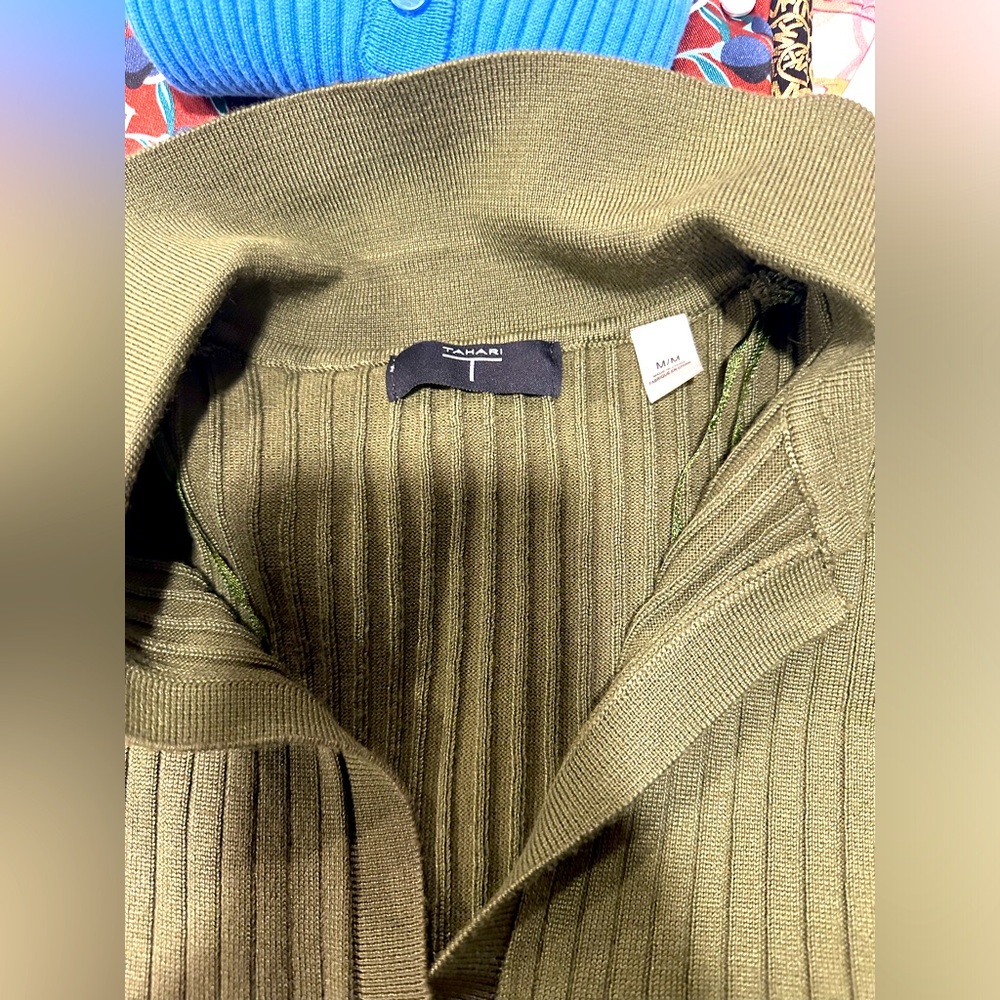 Military green top tahari size medium like new condition, just tried on